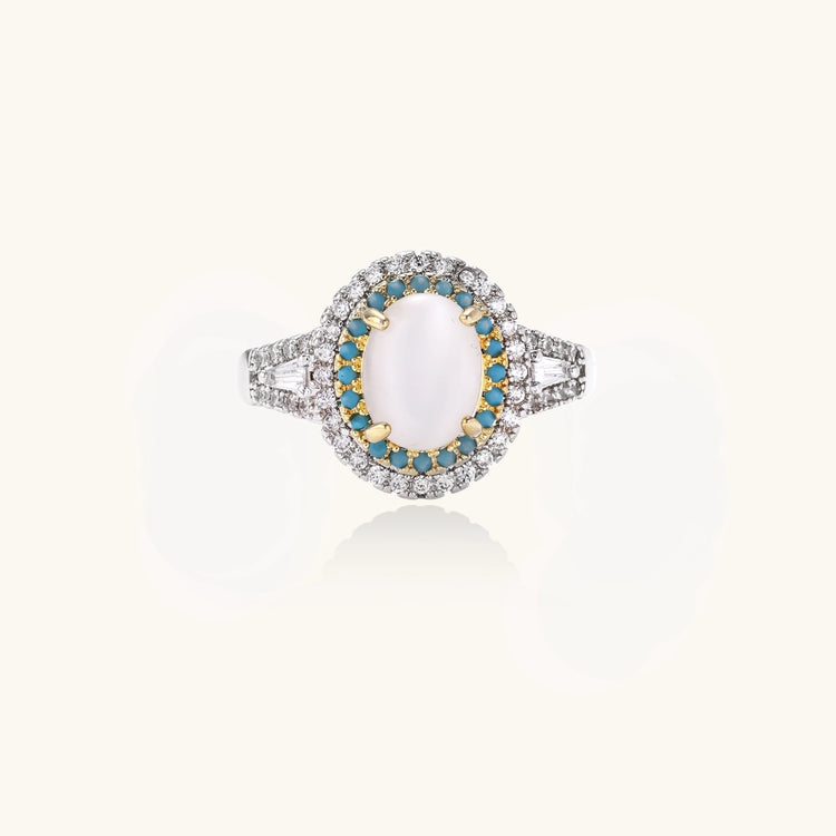 Vintage-style cocktail ring with luminous cat&