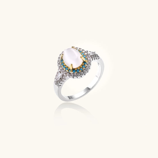 Vintage-style cocktail ring with luminous cat&