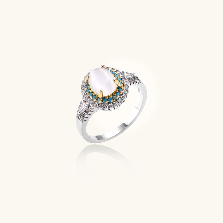Vintage-style cocktail ring with luminous cat&